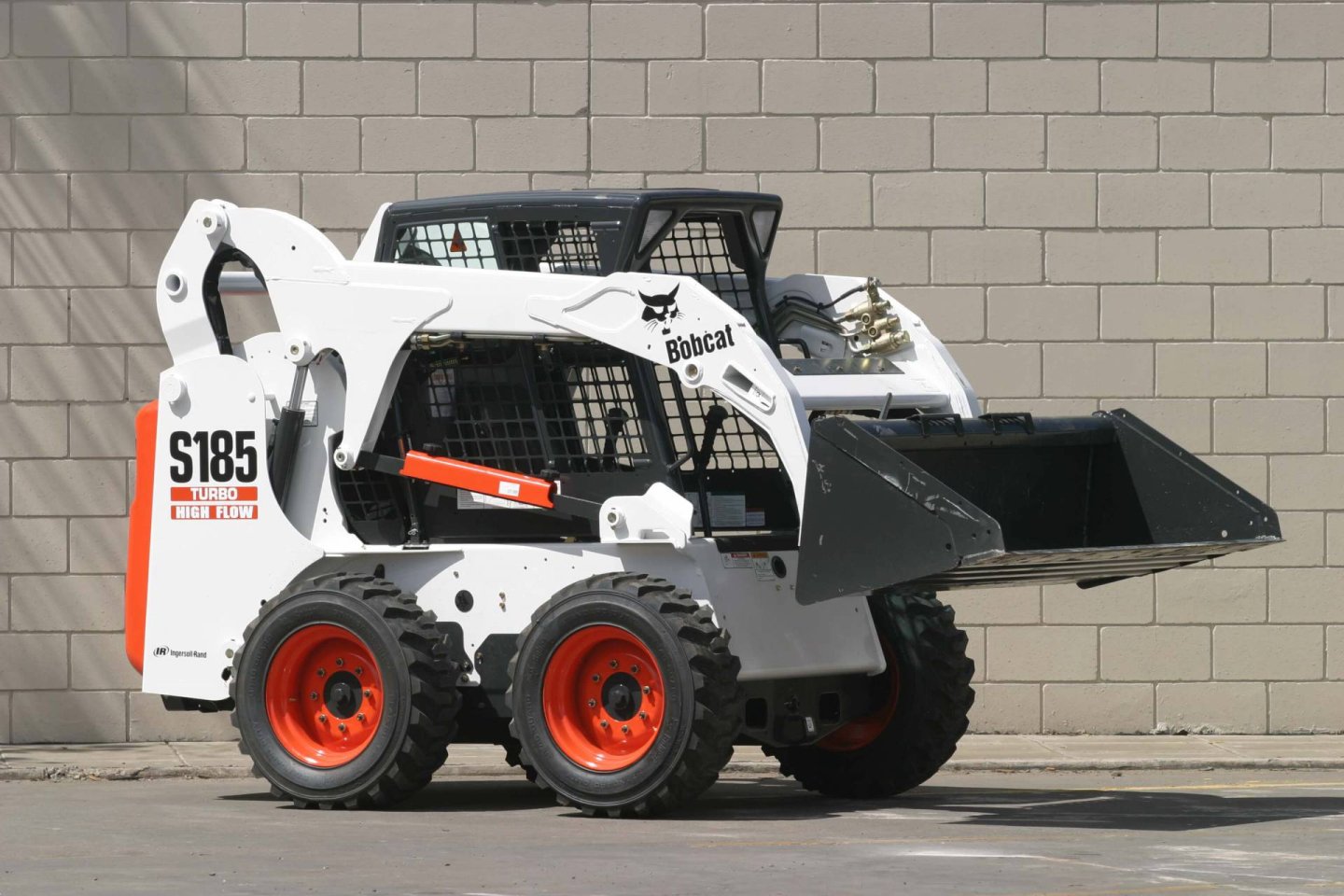 Minicargador-Bobcat-S185